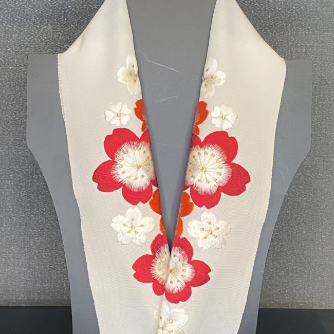 正絹刺繍半衿　～白地にさくら～